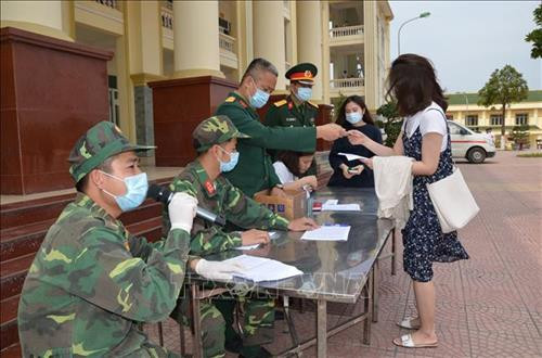 Các công dân làm thủ tục trước khi trở về địa phương. Ảnh: TTXVN phát