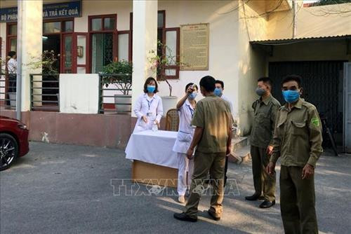 Người dân Quảng Ninh được đo thân nhiệt khi đến làm việc tại cơ quan nhà nước. Ảnh: TTXVN phát Người dân Quảng Ninh được đo thân nhiệt khi đến làm việc tại cơ quan nhà nước. Ảnh: TTXVN phát