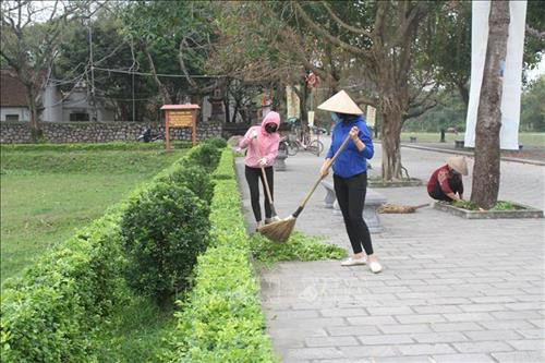 Cán bộ Trung tâm Bảo tồn di tích lịch sử - văn hóa Cố đô Hoa Lư dọn vệ sinh khu di tích trong thời gian tạm thời ngừng đón khách. Ảnh: Thùy Dung - TTXVN Cán bộ Trung tâm Bảo tồn di tích lịch sử - văn hóa Cố đô Hoa Lư dọn vệ sinh khu di tích trong thời gian tạm thời ngừng đón khách. Ảnh: Thùy Dung - TTXVN
