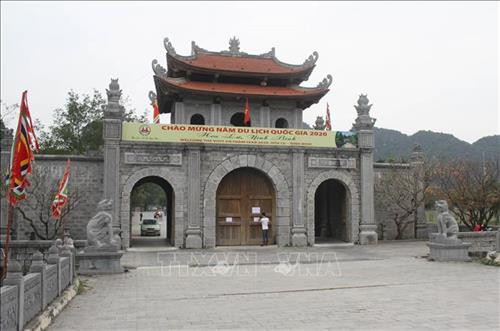 Cán bộ Trung tâm Bảo tồn di tích lịch sử - văn hóa Cố đô Hoa Lư dán thông báo tạm thời ngừng đón khách tại khu di tích. Ảnh: Thùy Dung - TTXVN Cán bộ Trung tâm Bảo tồn di tích lịch sử - văn hóa Cố đô Hoa Lư dán thông báo tạm thời ngừng đón khách tại khu di tích. Ảnh: Thùy Dung - TTXVN