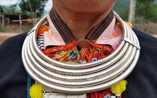 Trang phục của phụ nữa ngành Dao đỏ mang nhiều màu sắc. Ảnh: Phan Tuấn Anh – TTXVN Các già làng, trưởng họ dân tộc Dao đỏ ở bản Huổi Sâu, xã Pa Tần, huyện Nậm Pồ. Ảnh: Phan Tuấn Anh – TTXVN Một lớp học của con em đồng bào dân tộc Dao đỏ ở bản Huổi Sâu, xã Pa Tần, huyện Nậm Pồ. Ảnh: Phan Tuấn Anh – TTXVN Những phụ nữ Dao đỏ trong trang phục truyền thống. Ảnh: Phan Tuấn Anh – TTXVN Một góc bản làng của đồng bào Dao đỏ xã Huổi Sâu, huyện Nậm Pồ. Ảnh: Phan Tuấn Anh – TTXVN Cuộc sống thường ngày của đồng bào Dao đỏ. Ảnh: Phan Tuấn Anh – TTXVN Trang sức của dân tộc Dao, ngành Dao đỏ. Ảnh: Phan Tuấn Anh – TTXVN Trang phục của phụ nữa ngành Dao đỏ mang nhiều màu sắc. Ảnh: Phan Tuấn Anh – TTXVN Các già làng, trưởng họ dân tộc Dao đỏ ở bản Huổi Sâu, xã Pa Tần, huyện Nậm Pồ. Ảnh: Phan Tuấn Anh – TTXVN Một lớp học của con em đồng bào dân tộc Dao đỏ ở bản Huổi Sâu, xã Pa Tần, huyện Nậm Pồ. Ảnh: Phan Tuấn Anh – TTXVN Những phụ nữ Dao đỏ trong trang phục truyền thống. Ảnh: Phan Tuấn Anh – TTXVN Một góc bản làng của đồng bào Dao đỏ xã Huổi Sâu, huyện Nậm Pồ. Ảnh: Phan Tuấn Anh – TTXVN Cuộc sống thường ngày của đồng bào Dao đỏ. Ảnh: Phan Tuấn Anh – TTXVN Trang sức của dân tộc Dao, ngành Dao đỏ. Ảnh: Phan Tuấn Anh – TTXVN