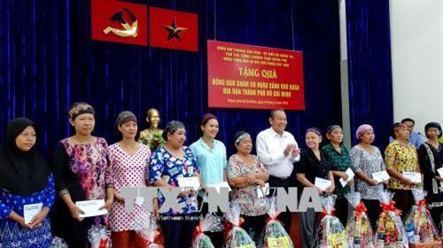 Đại diện các hộ đồng bào dân tộc Chăm có hoàn cảnh trên địa bàn Thành phố Hồ Chí Minh đón nhận các phần quà từ Phó Thủ tướng thường trực Chính phủ Trương Hòa Bình. Ảnh: Thế Anh-TTXVN Đại diện các hộ đồng bào dân tộc Chăm có hoàn cảnh trên địa bàn Thành phố Hồ Chí Minh đón nhận các phần quà từ Phó Thủ tướng thường trực Chính phủ Trương Hòa Bình. Ảnh: Thế Anh-TTXVN