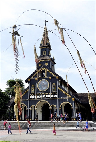 Tháp chuông phía mặt chính nhà thờ