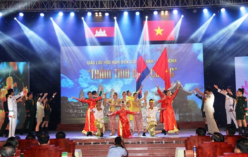 Một tiết mục văn nghệ biểu diễn tại đêm giao lưu. Ảnh: Đức Hoảnh- TTXVN