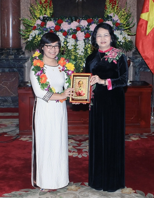 Phó Chủ tịch nước Đặng Thị Ngọc Thịnh tặng bức hình chân dung Bác Hồ cho các đại biểu. Ảnh: Phạm Kiên – TTXVN