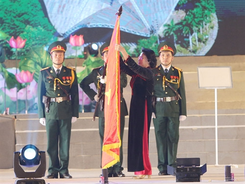 Chủ tịch Quốc hội Nguyễn Thị Kim Ngân trao Huân chương Lao động hạng Nhất cho tỉnh Vĩnh Phúc. Ảnh: Trọng Đức – TTXVN Chủ tịch Quốc hội Nguyễn Thị Kim Ngân trao Huân chương Lao động hạng Nhất cho tỉnh Vĩnh Phúc. Ảnh: Trọng Đức – TTXVN