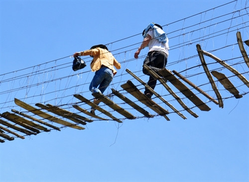 Rợn người với những cầu treo nơi đây. Ảnh: Trí Tín (Nguồn: Interrnet) Rợn người với những cầu treo nơi đây. Ảnh: Trí Tín (Nguồn: Interrnet)