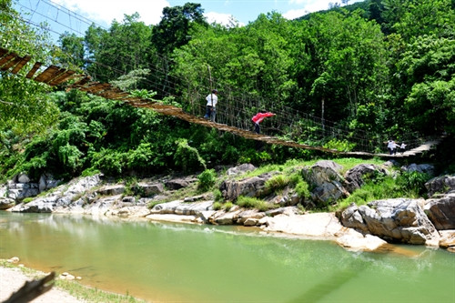 Những chiếc cầu treo chênh vênh theo từng bước chân người. Ảnh: Trí Tín (Nguồn: Internet) Những chiếc cầu treo chênh vênh theo từng bước chân người. Ảnh: Trí Tín (Nguồn: Internet)