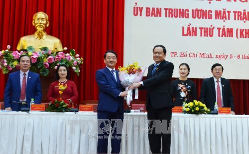 Ông Trần Thanh Mẫn- Chủ tịch Ủy ban Trung ương MTTQ Việt Nam (bên phải) tặng hoa chúc mừng ông Hầu A Lềnh được cử giữ chức Phó Chủ tịch - Tổng thư ký Ủy ban Trung ương MTTQ Việt Nam. Ảnh: Thu Hoài- TTXVN Ông Trần Thanh Mẫn- Chủ tịch Ủy ban Trung ương MTTQ Việt Nam (bên phải) tặng hoa chúc mừng ông Hầu A Lềnh được cử giữ chức Phó Chủ tịch - Tổng thư ký Ủy ban Trung ương MTTQ Việt Nam. Ảnh: Thu Hoài- TTXVN