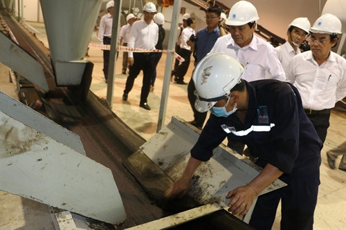 Các đại biểu tham quan dây chuyền sản xuất phân phón của nhà máy. Ảnh: Huỳnh Sử- TTXVN Các đại biểu tham quan dây chuyền sản xuất phân phón của nhà máy. Ảnh: Huỳnh Sử- TTXVN