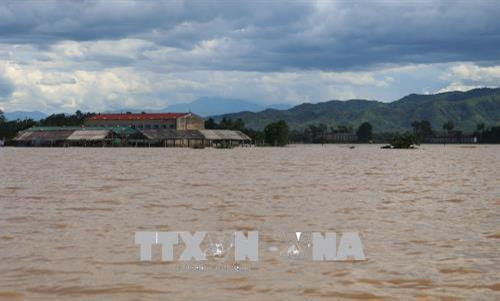 Nước lũ về nhanh khiến hàng loạt xã của huyện Thanh Chương bị ngập nặng. Ảnh: Nguyễn Oanh -TTXVN.