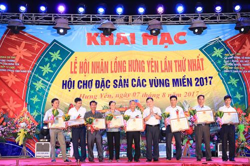 Phó Chủ tịch Ủy ban Nhân dân tỉnh Hưng Yên Nguyễn Minh Quang trao bằng khen của Chủ tịch Ủy ban Nhân dân tỉnh Hưng Yên cho các cá nhân có thành tích xuất sắc trong việc phát huy giá trị thương hiệu Nhãn lồng Hưng Yên. Ảnh: Hoàng Hà