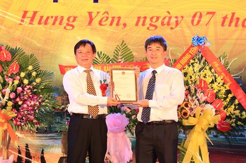Đại diện Cục Sở hữu trí tuệ (Bộ Khoa học và Công nghệ) đã trao bằng chứng nhận chỉ dẫn địa lý tập thể cho sản phẩm nhãn lồng Hưng Yên. Ảnh: Hoàng Hà