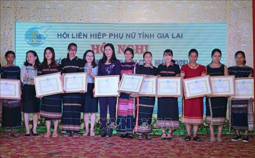 Tặng bằng khen cho các tập thể, cá nhân hoàn thành xuất sắc. Ảnh: Hoài Nam – TTXVN