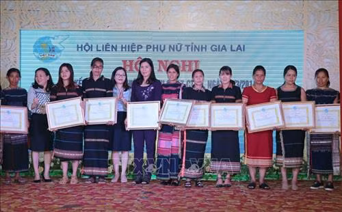 Tặng bằng khen cho các tập thể, cá nhân hoàn thành xuất sắc. Ảnh: Hoài Nam – TTXVN