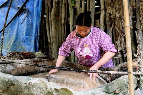 Vò rũ hết phần nhựa của vỏ cây rồi sàng lấy lớp xơ để làm giấy.