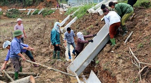 Người dân xã Sơn Phú, huyện Na Hang lắp đặt kênh mương bằng bê tông đúc sẵn. Ảnh Quang Đán - TTXVN Người dân xã Sơn Phú, huyện Na Hang lắp đặt kênh mương bằng bê tông đúc sẵn. Ảnh Quang Đán - TTXVN