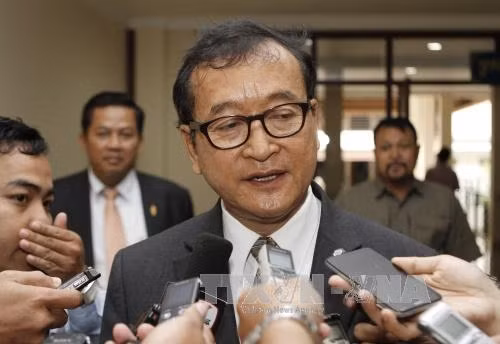 Ông Sam Rainsy trả lời phỏng vấn báo chí tại Phnompenh ngày 19/12/2014. AFP/TTXVN