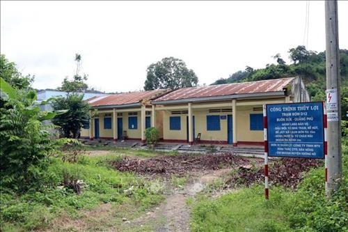 Trạm bơm D12, ven sông Krông Nô, đoạn qua xã Quảng Phú, huyện Krông Nô, tỉnh Đắk Nông không bơm được nước do đơn vị thi công thủy điện nắn dòng. Ảnh: Hưng Thịnh – TTXVN Trạm bơm D12, ven sông Krông Nô, đoạn qua xã Quảng Phú, huyện Krông Nô, tỉnh Đắk Nông không bơm được nước do đơn vị thi công thủy điện nắn dòng. Ảnh: Hưng Thịnh – TTXVN