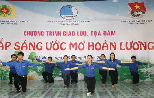 Đoàn viên, thanh niên tham gia Chương trình “Thắp sáng ước mơ hoàn lương” tại Trại giam Đắk P’lao. Ảnh: Đức Hùng