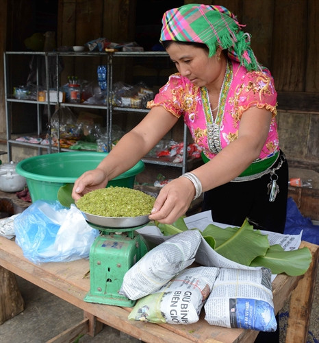 Người dân ở xã Tú Lệ huyện Văn Chấn (Yên Bái) chuẩn bị những gói cốm thơm ngon bán cho người miền xuôi. Người dân ở xã Tú Lệ huyện Văn Chấn (Yên Bái) chuẩn bị những gói cốm thơm ngon bán cho người miền xuôi.