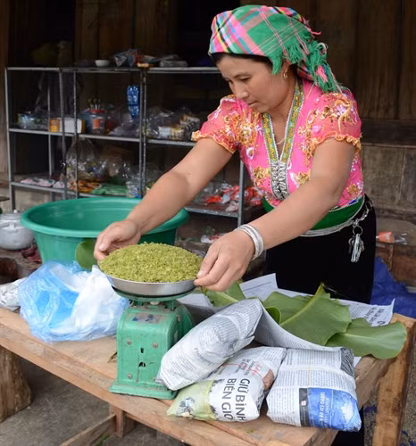 Người dân ở xã Tú Lệ huyện Văn Chấn (Yên Bái) chuẩn bị những gói cốm thơm ngon bán cho người miền xuôi.