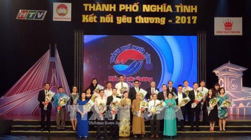 Ban tổ chức tri ân các tổ chức, cá nhân, đơn vị, các mạnh thường quân và cộng đồng doanh nghiệp thành phố đã nhiệt tình tham gia đăng ký ủng hộ Quỹ “Vì Người nghèo”. Ảnh : Thế Anh-TTXVN Ban tổ chức tri ân các tổ chức, cá nhân, đơn vị, các mạnh thường quân và cộng đồng doanh nghiệp thành phố đã nhiệt tình tham gia đăng ký ủng hộ Quỹ “Vì Người nghèo”. Ảnh : Thế Anh-TTXVN