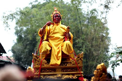 Vua Chúa được rước bằng người thật là điểm rất đặc biệt trong lễ hội. Ảnh: An Thành Đạt