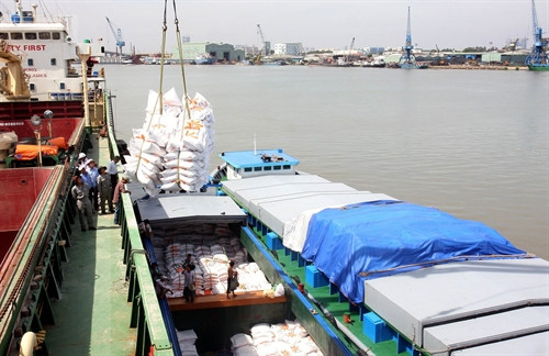 Bốc xếp gạo xuất khẩu tại cảng Công nghiệp tàu thủy ( TP HCM ). Ảnh: Đình Huệ - TTXVN Bốc xếp gạo xuất khẩu tại cảng Công nghiệp tàu thủy ( TP HCM ). Ảnh: Đình Huệ - TTXVN
