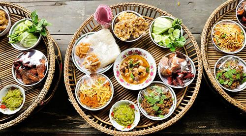 Với người Thái, Loy Krathong (“loy”: trôi, “krathong”: đèn hoa đăng) là dịp để thể hiện lòng cảm tạ tới Nữ thần Nước Phra Mae Khongkha đã mang đến cho con người sự sống cũng như xin thần thứ tội vì những việc làm khiến nguồn nước bị ô nhiễm. Lễ hội Loy Krathong năm nay sẽ diễn ra từ 2/11-4/11. Ảnh: Nirvanapeace. Loy Krathong diễn ra trên khắp Thái Lan, nhưng quy mô hoành tráng nhất là tại 4 tỉnh thành: Sukhothai, Bangkok, Ayutthaya, và Chiang Mai. Krathong truyền thống là những chiếc thuyền thủ công nhỏ làm từ thân cây chuối. Nhưng ngày nay, người ta thường dùng xốp styrofoam hoặc bánh mì để đèn tự phân hủy sau vài ngày hoặc cá có thể ăn. Ảnh: Thailand Travel . Chiang Mai thường thu hút đông du khách bởi nghi lễ khác biệt - thả đèn trời Yi Peng (Yi: hai, Peng: ngày trăng tròn). Trong lễ hội, tại nhà dân và khắp các nơi công cộng, những chiếc đèn sáng rực sẽ được thả bay lên không trung suốt đêm. Hành động này tượng trưng cho việc gạt đi những muộn phiền và buồn đau năm cũ. Các Phật tử cũng tin rằng, những điều bạn ước nguyện trong lúc thả đèn sẽ trở thành sự thật nếu bạn thực hiện những điều tốt lành trong năm sau. Ảnh: Beboy Photographies. Song song với thả đèn trời là hoạt động thả đèn hoa đăng. Điểm thả đèn đông và choáng ngợp nhất chính là cầu Nawarat ngang sông Ping. Đi dọc khắp bờ sông Ping, bạn sẽ thấy krathong trôi lấp lánh bên chùa Chai Mongkhon, Lok Mo Lee... Bên cạnh lễ thả đèn là các sự kiện diễu hành, bắn pháo hoa, thi sắc đẹp... Ảnh: Gde-Fon. Trong suốt lễ hội, khắp Chiang Mai được bao phủ bởi đèn lồng. Những chiếc đèn đầy màu sắc được trang trí tại Tượng đài Three Kings, Cổng Thapae và tại tất cả cổng bao quanh khu phố cổ. Cổng trước của các đền chùa và hộ gia đình được trang trí bằng lá dừa và hoa. Ảnh: Wallpapersdsc. Đèn lồng được bán ở rất nhiều địa điểm khác nhau quanh thành phố Chiang Mai. Giá của mỗi krathong và đèn lồng dao động từ 30-100 baht tùy thuộc kích cỡ. Có 4 loại đèn lồng chính: khom kwaen (đèn treo), khom thue (đèn treo que nhỏ hoặc cầm tay), khom pariwat (đèn quay) và khom loy/khom fai (đèn bay bằng khí nóng). Ảnh: Lifestyle Asia. Ngoài lễ hội chính thức được tổ chức miễn phí trong 3 ngày, du khách có thể tham gia lễ hội riêng diễn ra tại Đại học Mae Jo. Sự kiện này thường diễn ra một tuần sau lễ hội Yi Peng chính thức nhưng bạn phải đặt vé trước với giá 100-300 USD gồm: một phần đồ ăn kiểu Lanna, 2 lồng đèn Dhammachai, một krathong, một bộ đồ lưu niệm cùng xe buýt khứ hồi. Ảnh: O2 Travel. 3h chiều là thời gian lý tưởng bạn nên có mặt tại Mae Jo để tránh kẹt xe và dành được vị trí tốt cho việc quan sát lễ hội. Để tới Mae Jo, bạn có thể đi songthaew hoặc tuk tuk, nhưng nhớ thỏa thuận giá trước khi lên xe và hẹn giờ để tài xế quay lại đón bạn. Nếu có giấy phép lái xe quốc tế, bạn có thể thuê một chiếc xe máy để tự do di chuyển hơn. Ảnh: Carl's Captures. Chiang Mai có những món ăn thuộc vào hàng ngon nhất Thái Lan. Trong số đó, khao soi – mì xào giòn với điểm nhấn cà ri là món ăn đặc trưng ở đây - thường có giá khoảng 40 baht/tô. Ngoài ra, còn có không ít những cái tên hấp dẫn khác mà bạn có thể thử qua như: khan toke, sai oua, gaeng hang lay, miang kham, larb kua… Ảnh: Chiang Mai. Được xem là “mẹ đẻ” của chợ trời Chiang Mai, khu chợ đêm Night Bazaar chính là kho hàng lưu niệm vừa xinh xắn vừa vô cùng phong phú mà bạn sẽ muốn dừng chân ghé qua. Chưa kể, chợ còn có khu vui chơi giải trí với nhiều quán ăn và cà phê phục vụ nhạc sống. Nếu muốn thư giãn, bạn có thể ghé tiệm massage chân với giá khoảng 100 baht cho 30 phút phục vụ. Ảnh: Expedia. Với người Thái, Loy Krathong (“loy”: trôi, “krathong”: đèn hoa đăng) là dịp để thể hiện lòng cảm tạ tới Nữ thần Nước Phra Mae Khongkha đã mang đến cho con người sự sống cũng như xin thần thứ tội vì những việc làm khiến nguồn nước bị ô nhiễm. Lễ hội Loy Krathong năm nay sẽ diễn ra từ 2/11-4/11. Ảnh: Nirvanapeace. Loy Krathong diễn ra trên khắp Thái Lan, nhưng quy mô hoành tráng nhất là tại 4 tỉnh thành: Sukhothai, Bangkok, Ayutthaya, và Chiang Mai. Krathong truyền thống là những chiếc thuyền thủ công nhỏ làm từ thân cây chuối. Nhưng ngày nay, người ta thường dùng xốp styrofoam hoặc bánh mì để đèn tự phân hủy sau vài ngày hoặc cá có thể ăn. Ảnh: Thailand Travel . Chiang Mai thường thu hút đông du khách bởi nghi lễ khác biệt - thả đèn trời Yi Peng (Yi: hai, Peng: ngày trăng tròn). Trong lễ hội, tại nhà dân và khắp các nơi công cộng, những chiếc đèn sáng rực sẽ được thả bay lên không trung suốt đêm. Hành động này tượng trưng cho việc gạt đi những muộn phiền và buồn đau năm cũ. Các Phật tử cũng tin rằng, những điều bạn ước nguyện trong lúc thả đèn sẽ trở thành sự thật nếu bạn thực hiện những điều tốt lành trong năm sau. Ảnh: Beboy Photographies. Song song với thả đèn trời là hoạt động thả đèn hoa đăng. Điểm thả đèn đông và choáng ngợp nhất chính là cầu Nawarat ngang sông Ping. Đi dọc khắp bờ sông Ping, bạn sẽ thấy krathong trôi lấp lánh bên chùa Chai Mongkhon, Lok Mo Lee... Bên cạnh lễ thả đèn là các sự kiện diễu hành, bắn pháo hoa, thi sắc đẹp... Ảnh: Gde-Fon. Trong suốt lễ hội, khắp Chiang Mai được bao phủ bởi đèn lồng. Những chiếc đèn đầy màu sắc được trang trí tại Tượng đài Three Kings, Cổng Thapae và tại tất cả cổng bao quanh khu phố cổ. Cổng trước của các đền chùa và hộ gia đình được trang trí bằng lá dừa và hoa. Ảnh: Wallpapersdsc. Đèn lồng được bán ở rất nhiều địa điểm khác nhau quanh thành phố Chiang Mai. Giá của mỗi krathong và đèn lồng dao động từ 30-100 baht tùy thuộc kích cỡ. Có 4 loại đèn lồng chính: khom kwaen (đèn treo), khom thue (đèn treo que nhỏ hoặc cầm tay), khom pariwat (đèn quay) và khom loy/khom fai (đèn bay bằng khí nóng). Ảnh: Lifestyle Asia. Ngoài lễ hội chính thức được tổ chức miễn phí trong 3 ngày, du khách có thể tham gia lễ hội riêng diễn ra tại Đại học Mae Jo. Sự kiện này thường diễn ra một tuần sau lễ hội Yi Peng chính thức nhưng bạn phải đặt vé trước với giá 100-300 USD gồm: một phần đồ ăn kiểu Lanna, 2 lồng đèn Dhammachai, một krathong, một bộ đồ lưu niệm cùng xe buýt khứ hồi. Ảnh: O2 Travel. 3h chiều là thời gian lý tưởng bạn nên có mặt tại Mae Jo để tránh kẹt xe và dành được vị trí tốt cho việc quan sát lễ hội. Để tới Mae Jo, bạn có thể đi songthaew hoặc tuk tuk, nhưng nhớ thỏa thuận giá trước khi lên xe và hẹn giờ để tài xế quay lại đón bạn. Nếu có giấy phép lái xe quốc tế, bạn có thể thuê một chiếc xe máy để tự do di chuyển hơn. Ảnh: Carl's Captures. Chiang Mai có những món ăn thuộc vào hàng ngon nhất Thái Lan. Trong số đó, khao soi – mì xào giòn với điểm nhấn cà ri là món ăn đặc trưng ở đây - thường có giá khoảng 40 baht/tô. Ngoài ra, còn có không ít những cái tên hấp dẫn khác mà bạn có thể thử qua như: khan toke, sai oua, gaeng hang lay, miang kham, larb kua… Ảnh: Chiang Mai. Được xem là “mẹ đẻ” của chợ trời Chiang Mai, khu chợ đêm Night Bazaar chính là kho hàng lưu niệm vừa xinh xắn vừa vô cùng phong phú mà bạn sẽ muốn dừng chân ghé qua. Chưa kể, chợ còn có khu vui chơi giải trí với nhiều quán ăn và cà phê phục vụ nhạc sống. Nếu muốn thư giãn, bạn có thể ghé tiệm massage chân với giá khoảng 100 baht cho 30 phút phục vụ. Ảnh: Expedia.