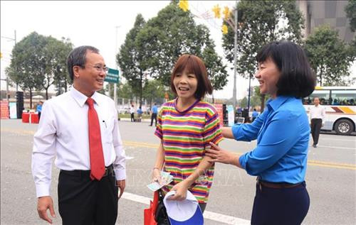 Ông Trần Văn Nam, Ủy viên Trung ương Đảng, Bí thư Tỉnh ủy Bình Dương, tiễn các công nhân về quê ăn Tết. Ảnh: Hải Âu-TTXVN