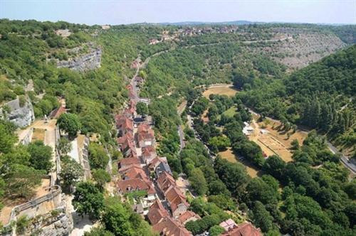 Ngôi làng cổ Rocamadour được xây dựng trên vách núi ở vùng Occitanie, miền tây nam Pháp. Từ thời Trung cổ, ngôi làng đã thu hút những người hành hương từ khắp châu Âu tới đây tham quan các công trình lịch sử và nhà thờ Đức Mẹ Maria. Thánh St Amator đã sống và qua đời tại ngôi làng Rocamadour ngay sau khi ông rời khỏi Jerusalem. Truyền thuyết kể rằng sau khi thi thể thánh St Amator được phát hiện, một số phép màu đã xảy ra. Ngôi làng bắt đầu thu hút nhiều người hành hương và ủng hộ từ các nhà vua Pháp, giúp ngôi làng xây dựng các nơi thờ cúng. Một lý do khác khiến Rocamadour thu hút nhiều du khách là phong cảnh đẹp. Các công trình cổ được xây dựng trên vách núi nhìn xuống sông Alzou. Các tòa nhà trong làng có độ cao cách mặt đất phía dưới khoảng 120m. Trung tâm của ngôi làng là nhà thờ hành hương Notre Dame, được cải tạo lại từ công trình gốc được xây dựng từ năm 1479. Ngoài ra, Rocamadour còn có nhiều công trình cổ kính khác được xây dựng từ thời Trung cổ. Du khách tham quan dọc một con đường dốc tại ngôi làng cổ Rocamadour. Những ngôi nhà được xây dựng trên vách đá dựng đứng. Ngôi làng cổ Rocamadour được xây dựng trên vách núi ở vùng Occitanie, miền tây nam Pháp. Từ thời Trung cổ, ngôi làng đã thu hút những người hành hương từ khắp châu Âu tới đây tham quan các công trình lịch sử và nhà thờ Đức Mẹ Maria. Thánh St Amator đã sống và qua đời tại ngôi làng Rocamadour ngay sau khi ông rời khỏi Jerusalem. Truyền thuyết kể rằng sau khi thi thể thánh St Amator được phát hiện, một số phép màu đã xảy ra. Ngôi làng bắt đầu thu hút nhiều người hành hương và ủng hộ từ các nhà vua Pháp, giúp ngôi làng xây dựng các nơi thờ cúng. Một lý do khác khiến Rocamadour thu hút nhiều du khách là phong cảnh đẹp. Các công trình cổ được xây dựng trên vách núi nhìn xuống sông Alzou. Các tòa nhà trong làng có độ cao cách mặt đất phía dưới khoảng 120m. Trung tâm của ngôi làng là nhà thờ hành hương Notre Dame, được cải tạo lại từ công trình gốc được xây dựng từ năm 1479. Ngoài ra, Rocamadour còn có nhiều công trình cổ kính khác được xây dựng từ thời Trung cổ. Du khách tham quan dọc một con đường dốc tại ngôi làng cổ Rocamadour. Những ngôi nhà được xây dựng trên vách đá dựng đứng.