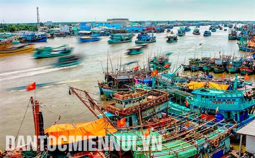 Với lợi thế phát triển kinh tế biển, cùng với các dự án hạ tầng đô thị đang được đầu tư, thị trấn Sông Đốc, huyện Trần Văn Thời (Cà Mau) được kỳ vọng sẽ phát triển nhanh và bền vững. Ảnh: Phúc Thanh