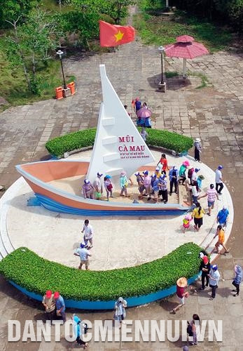 Khu Công viên Văn hóa - Du lịch Mũi Cà Mau thuộc địa phận xã Đất Mũi, huyện Ngọc Hiển là khu du lịch sinh thái, nghiên cứu các hệ sinh thái rừng ngập mặn thuộc Khu dự trữ sinh quyển thế giới Mũi Cà Mau. Ảnh: Phúc Thanh