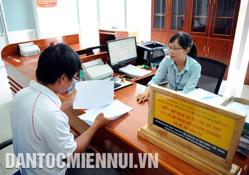 Tư vấn, hướng dẫn doanh nghiệp đăng ký thủ tục đầu tư tại Trung tâm Giải quyết thủ tục hành chính tập trung tỉnh Cà Mau. Ảnh: Phúc Thanh