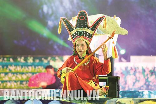 Nghệ nhân Then biểu diễn tiết mục Then truyền thống Nghệ nhân Then biểu diễn tiết mục Then truyền thống