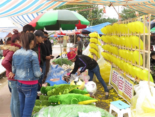 Trò chơi ném phi tiêu nhan nhản khắp khuôn viên sân lễ hội tại khu di tích.