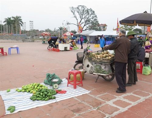 Hàng rong xuất hiện tại sân lễ hội của Khu di tích đền Trần - Thái Bình.