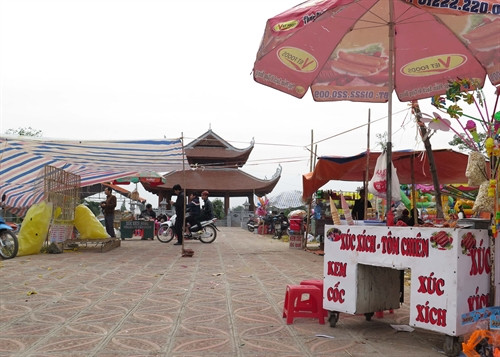 Hàng quán, dịch vụ ngang nhiên bày chắn gần hết lối đi của du khách khi tìm đến tòa Phương Đình để nghỉ chân, vãn cảnh.