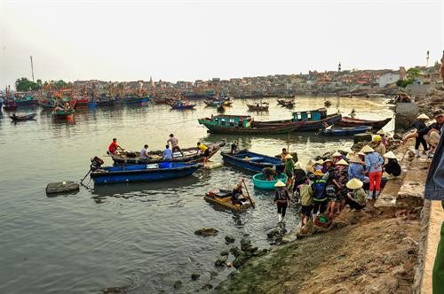 Cá khô được người dân đánh bắt về chế biến, phơi khô trên khắp các lối đi mỗi thôn xóm. Ảnh: Trọng Đạt - TTXVN Cá khô được người dân đánh bắt về chế biến, phơi khô trên khắp các lối đi mỗi thôn xóm. Ảnh: Trọng Đạt - TTXVN Bến thuyền tấp nập mỗi khi cá về vào buổi sáng hoặc chiều trên đảo Nghi Sơn. Ảnh: Trọng Đạt - TTXVN Một góc bến thuyền trên xã đảo Nghi Sơn và khu vực cầu cảng nước sâu Nghi Sơn. Ảnh: Trọng Đạt - TTXVN Bến thuyền tấp nập mỗi khi cá về vào buổi sáng hoặc chiều trên đảo Nghi Sơn. Ảnh: Trọng Đạt - TTXVN Một góc xã đảo Nghi Sơn bên biển xanh thơ mộng. Ảnh: Trọng Đạt - TTXVN Bến thuyền trên xã đảo Nghi Sơn. Ảnh: Trọng Đạt - TTXVN Nhộn nhịp bến thuyền trên xã đảo Nghi Sơn. Ảnh: Trọng Đạt - TTXVN Chiều về trên cảng cá Nghi Sơn. Ảnh: Trọng Đạt - TTXVN Cá khô được người dân đánh bắt về chế biến, phơi khô trên khắp các lối đi mỗi thôn xóm. Ảnh: Trọng Đạt - TTXVN Cá khô được người dân đánh bắt về chế biến, phơi khô trên khắp các lối đi mỗi thôn xóm. Ảnh: Trọng Đạt - TTXVN Bến thuyền tấp nập mỗi khi cá về vào buổi sáng hoặc chiều trên đảo Nghi Sơn. Ảnh: Trọng Đạt - TTXVN Một góc bến thuyền trên xã đảo Nghi Sơn và khu vực cầu cảng nước sâu Nghi Sơn. Ảnh: Trọng Đạt - TTXVN Bến thuyền tấp nập mỗi khi cá về vào buổi sáng hoặc chiều trên đảo Nghi Sơn. Ảnh: Trọng Đạt - TTXVN Một góc xã đảo Nghi Sơn bên biển xanh thơ mộng. Ảnh: Trọng Đạt - TTXVN Bến thuyền trên xã đảo Nghi Sơn. Ảnh: Trọng Đạt - TTXVN Nhộn nhịp bến thuyền trên xã đảo Nghi Sơn. Ảnh: Trọng Đạt - TTXVN Chiều về trên cảng cá Nghi Sơn. Ảnh: Trọng Đạt - TTXVN