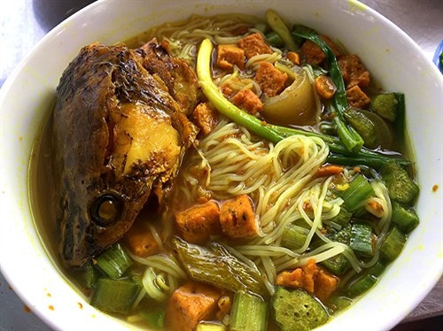 Tô bún bình dân trông không bắt mắt nhưng khá thú vị khi ăn. Ảnh: Thiên Chương