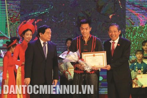 Đồng chí Trương Hòa Bình, Ủy viên Bộ Chính trị, Phó Thủ tướng Thường trực Chính phủ và đồng chí Hà Ngọc Chiến, Ủy viên Trung ương Đảng, Chủ tịch Hội đồng Dân tộc của Quốc hội trao bằng khen và tặng hoa cho em Phù Thái Việt, người dân tộc Pà Thẻn, đạt huy chương đồng Đông Nam Á môn Pencak silat