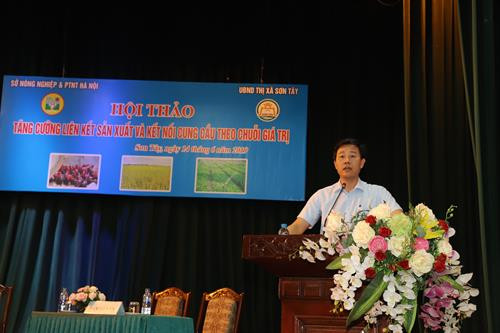 Ông Nguyễn Xuân Đại, Phó Giám đốc Sở Nông nghiệp và Phát triển nông thôn Hà Nội phát biểu kết luận Hội thảo. Hội thảo trở thành cầu nối bổ ích giúp nông dân thị xã Sơn Tây có điều kiện trao đổi thông tin, nắm bắt các chủ trương, chính sách hỗ trợ phát triển nông nghiệp và bàn các giải pháp tháo gỡ khó khăn giúp người nông dân yên tâm phát triển sản xuất nông nghiệp.
