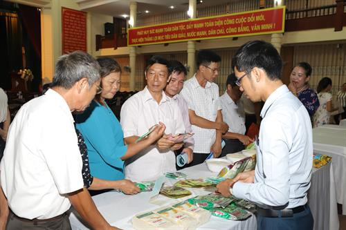 Ông Nguyễn Xuân Đại, Phó Giám đốc Sở Nông nghiệp và Phát triển nông thôn Hà Nội phát biểu kết luận Hội thảo. Hội thảo trở thành cầu nối bổ ích giúp nông dân thị xã Sơn Tây có điều kiện trao đổi thông tin, nắm bắt các chủ trương, chính sách hỗ trợ phát triển nông nghiệp và bàn các giải pháp tháo gỡ khó khăn giúp người nông dân yên tâm phát triển sản xuất nông nghiệp.