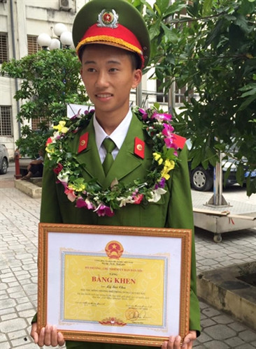 Đường vào Học viện Cảnh sát của chàng trai Mông ảnh 1