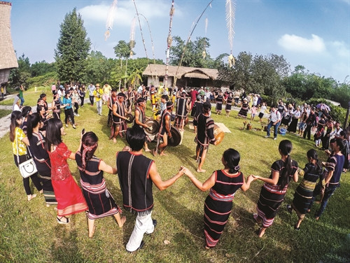 Sau khi lập gia đình, kinh tế ổn định, các chàng trai, cô gái Jrai thường tổ chức Lễ tạ ơn để báo hiếu cha mẹ Sau khi lập gia đình, kinh tế ổn định, các chàng trai, cô gái Jrai thường tổ chức Lễ tạ ơn để báo hiếu cha mẹ