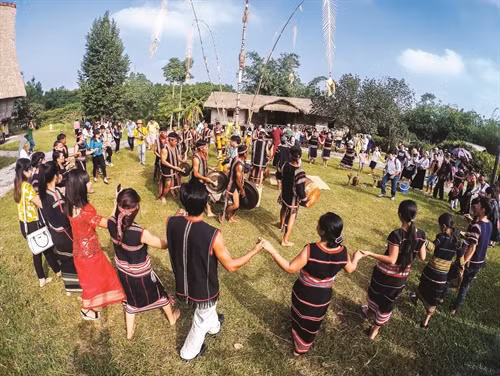 Sau khi lập gia đình, kinh tế ổn định, các chàng trai, cô gái Jrai thường tổ chức Lễ tạ ơn để báo hiếu cha mẹ