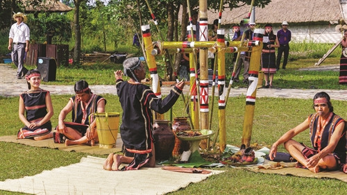Già làng làm lễ tuyên bố lý do, nói về công lao của cha mẹ với con cái Già làng làm lễ tuyên bố lý do, nói về công lao của cha mẹ với con cái