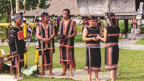 Trước sự chứng kiến của mọi người, người con tặng quà cho cha mẹ, tỏ lòng biết ơn công lao sinh thành, nuôi dưỡng Trước sự chứng kiến của mọi người, người con tặng quà cho cha mẹ, tỏ lòng biết ơn công lao sinh thành, nuôi dưỡng