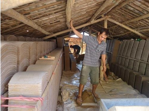 Để làm mái ngói tốt thì khâu đầu tiên là phải chọn được đất, là loại đất sét đào ở ruộng. Để làm mái ngói tốt thì khâu đầu tiên là phải chọn được đất, là loại đất sét đào ở ruộng.